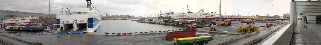 Der Fährhafen von Genua